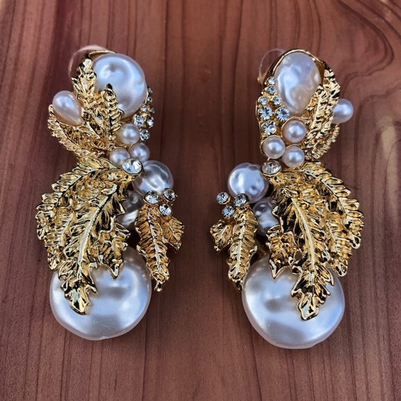 🍃Pearl Embellished Drop Earrings! - Picture 2 of 7
